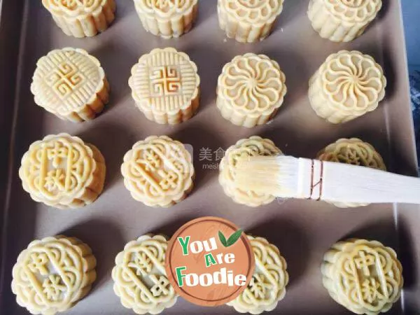 Cantonese egg yolk moon cake