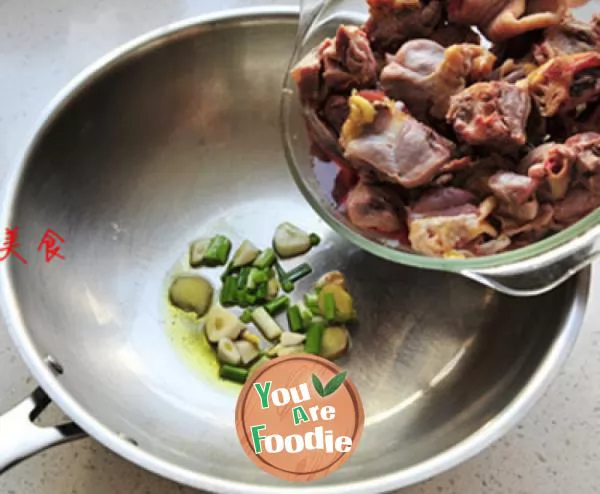 Innovative dish on the new year's table [fresh, tender and invincible fruit flavored three cup chicken]