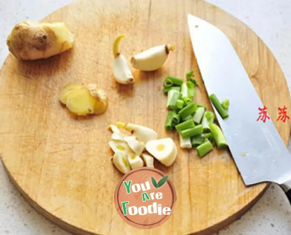 Innovative dish on the new year's table [fresh, tender and invincible fruit flavored three cup chicken]