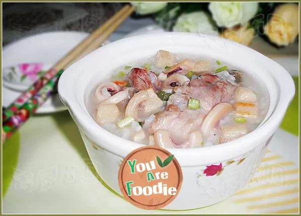 Nourishing beauty and stomach congee -- squid and spareribs congee