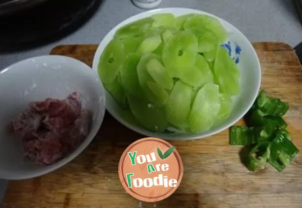 Fried meat with lettuce