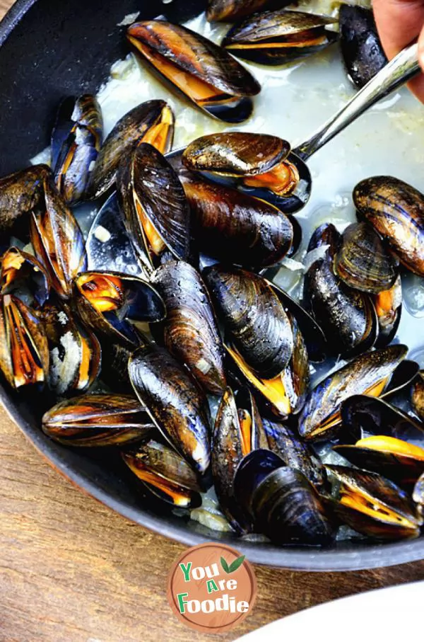 Blue mussels cooked with rum and butter