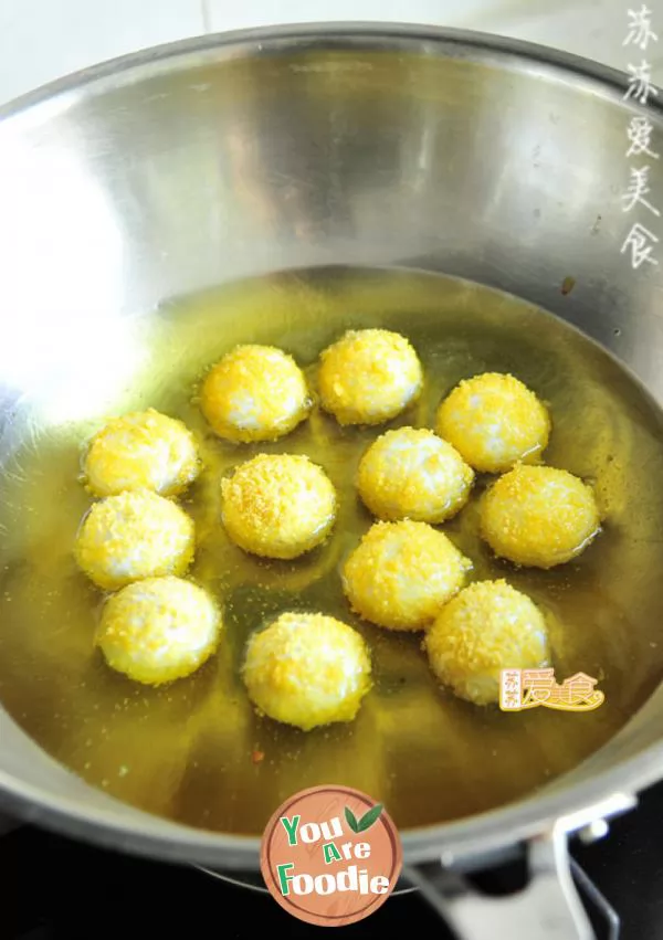 The second of the four kinds of classic dumplings -- glutinous golden dumplings with crispy outside