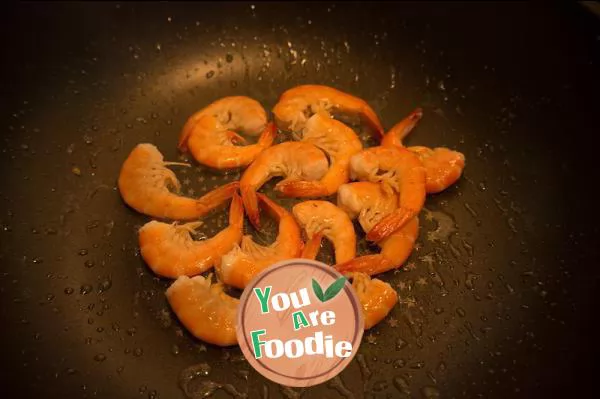 Three step quick cooking hand peeled shrimps with minced garlic and garlic bread