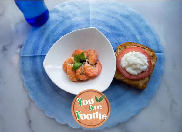 Three step quick cooking hand peeled shrimps with minced garlic and garlic bread