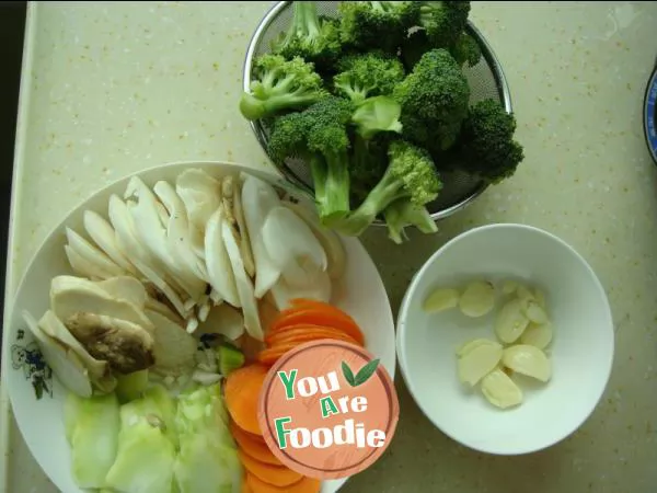 Braised broccoli with Pleurotus eryngii and mushrooms in oyster sauce