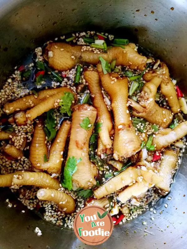 Hot and sour chicken feet in cold sauce