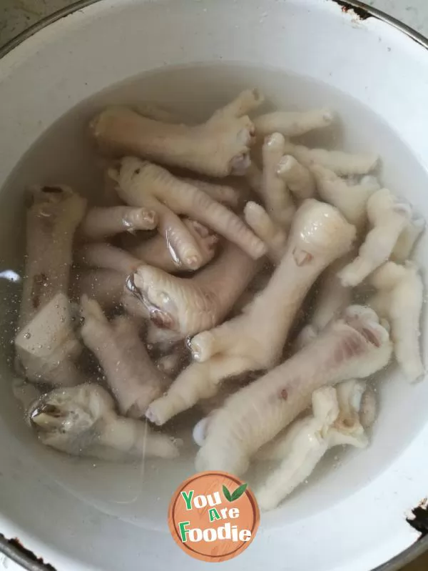 Hot and sour chicken feet in cold sauce