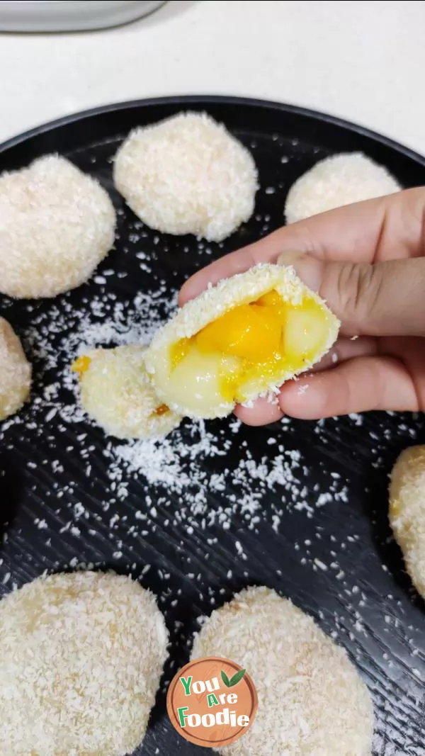 Mango glutinous rice balls