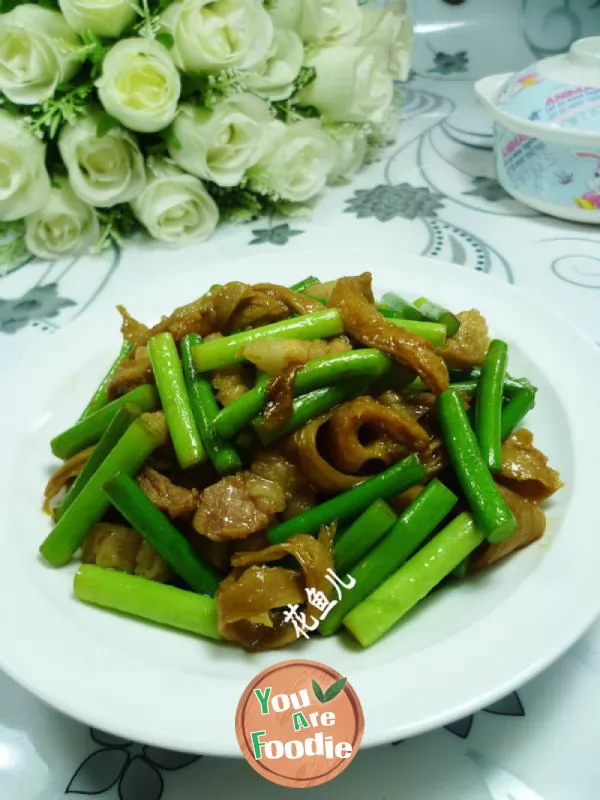 Fried-pork-with-garlic-stalk-and-gluten