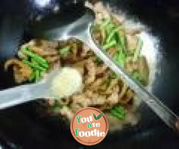 Fried pork with garlic stalk and gluten