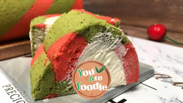 Christmas double color swiss roll cake is a dessert with high appearance and a delicious Christmas flavor.