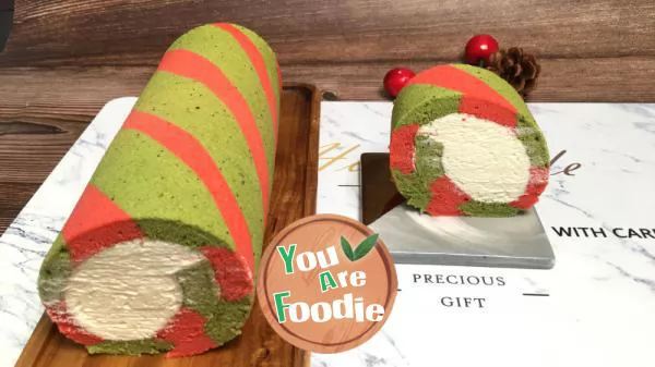 Christmas double color swiss roll cake is a dessert with high appearance and a delicious Christmas flavor.