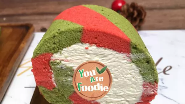 Christmas double color swiss roll cake is a dessert with high appearance and a delicious Christmas flavor.