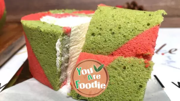 Christmas double color swiss roll cake is a dessert with high appearance and a delicious Christmas flavor.