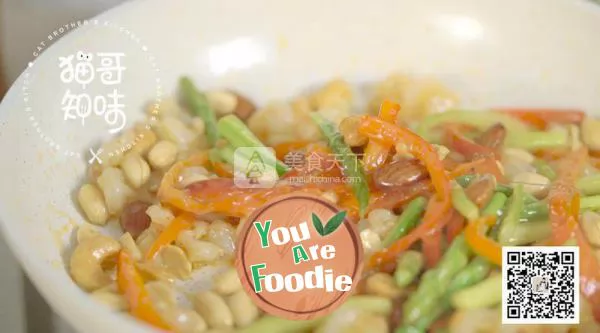 Children's favorite fried shrimp with asparagus and cashew nuts