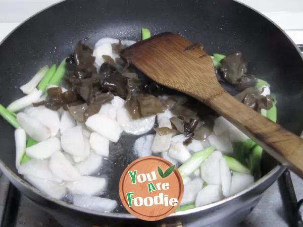 Fried yam with garlic and agaric