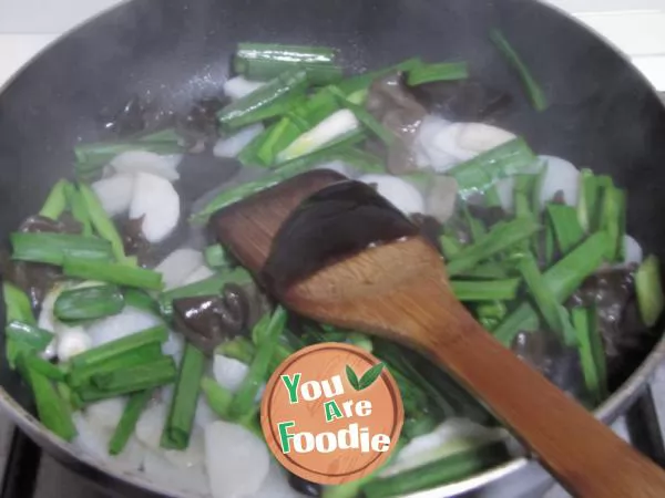 Fried yam with garlic and agaric