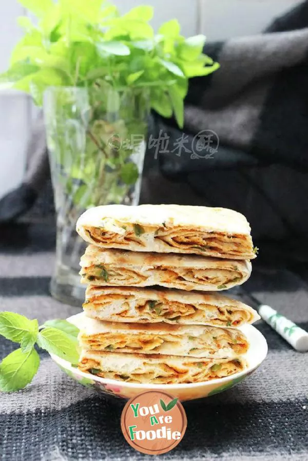 This kind of cake is in line with the taste of Laoshan -- spicy scallion cake