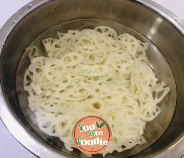 Lotus root slices with green pepper