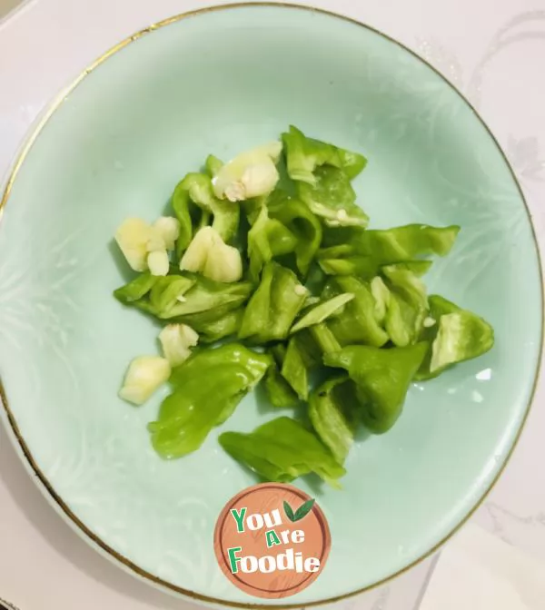 Lotus root slices with green pepper