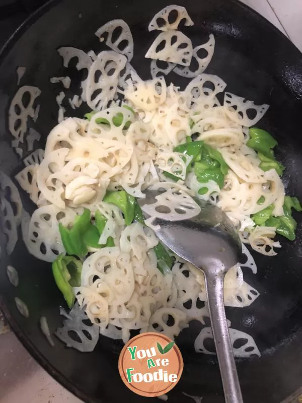 Lotus root slices with green pepper