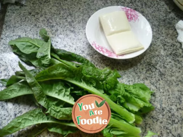 Stir fried lettuce leaves with dried tofu