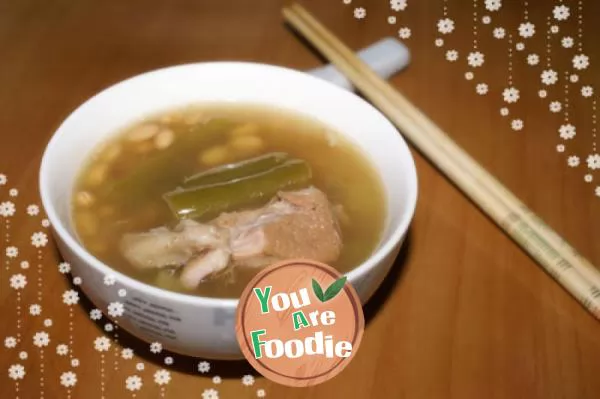 [Cantonese-cuisine]-soup-of-cold-melon,-soybean-and-pork-bones