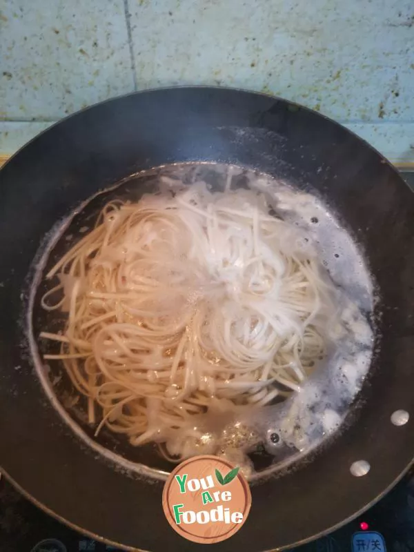 Mixed Noodles with Minced Peppers and Eggs