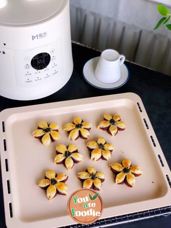 Hand Grasping Cake with Peach Blossom Crisp