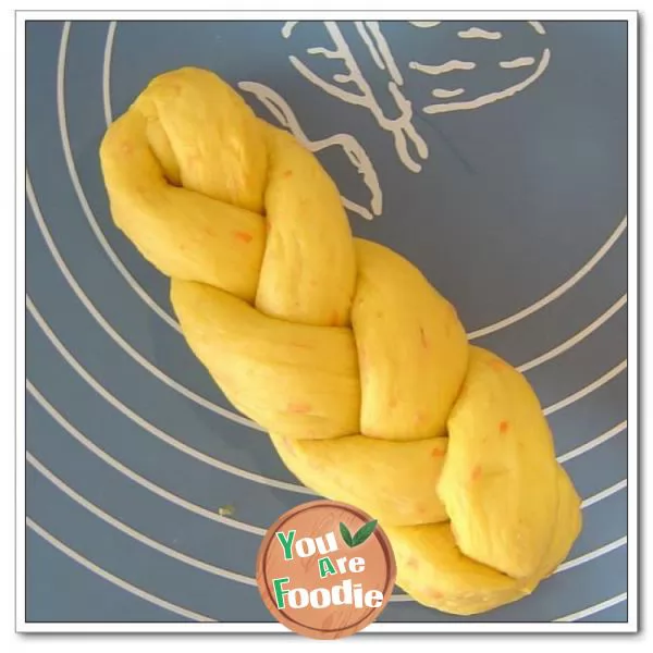 Love the natural golden beauty ---------- carrot braided bread