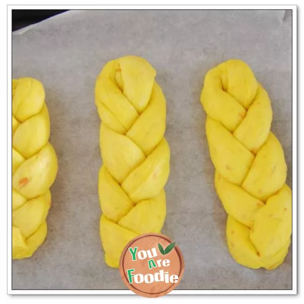 Love the natural golden beauty ---------- carrot braided bread