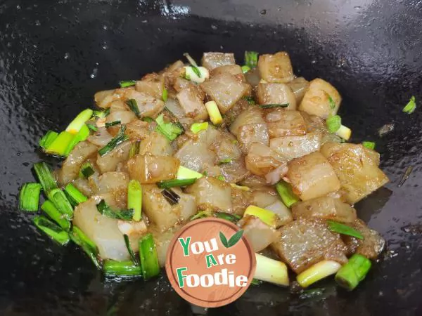 Stir-fried sweet potato jelly with garlic sprouts