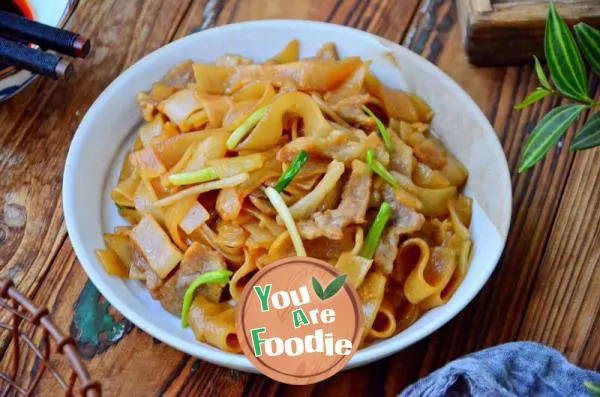 Fried beef and rice noodles