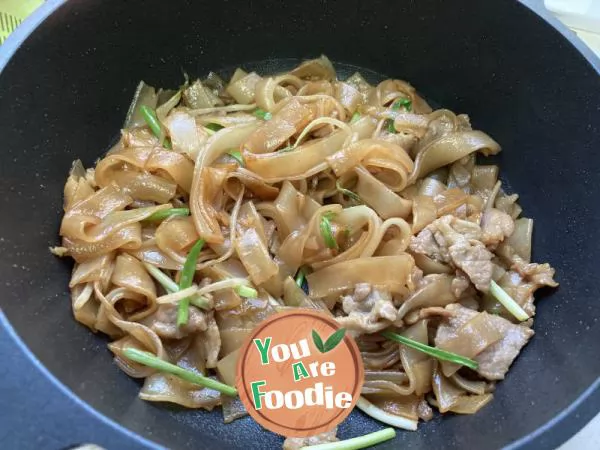 Fried beef and rice noodles