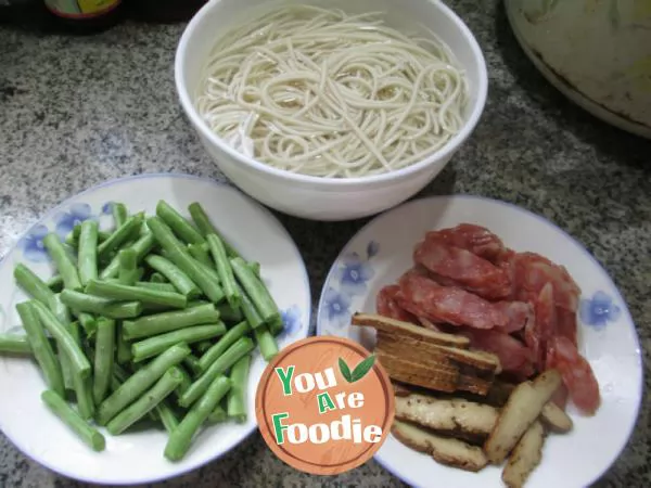 Fried noodles with dried sausage and plum beans