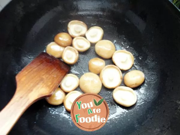 One of the delicious home style stir fried dishes of Zhang Yan's family ----- braised green vegetables with mushrooms in oyster sauce