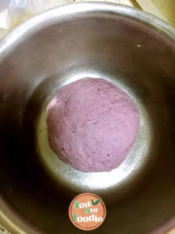 Steamed bun with purple potato and rose