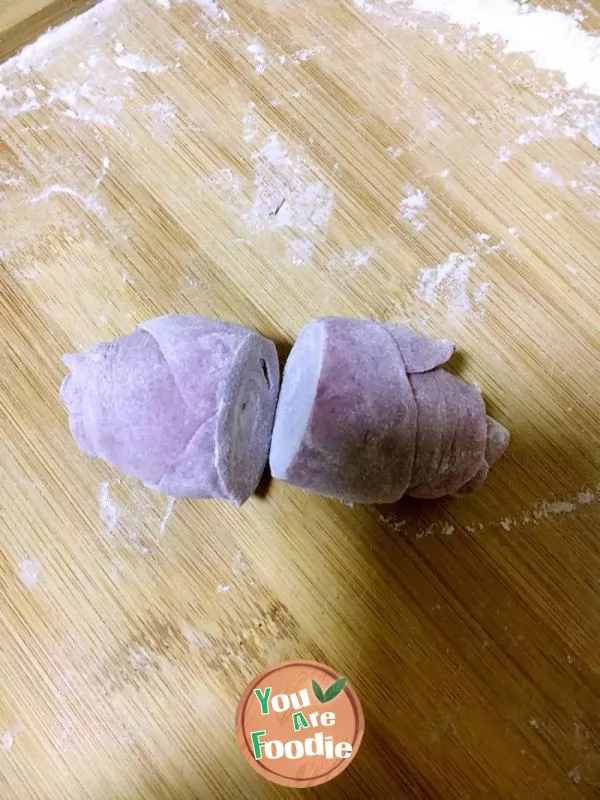 Steamed bun with purple potato and rose