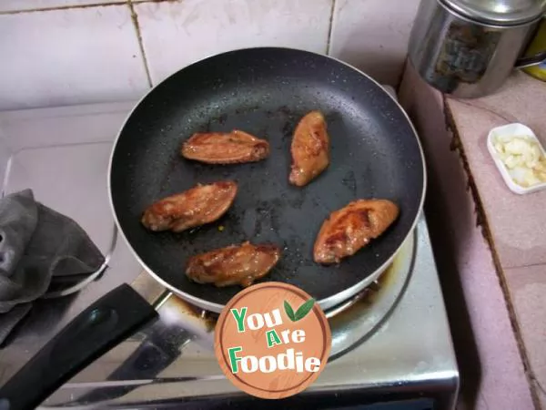 Braised chicken wings