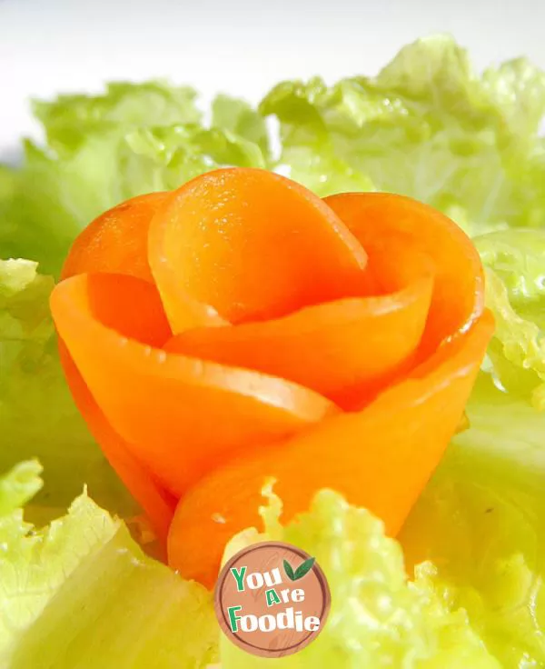 Add some color to the food - skillfully make carrot flowers