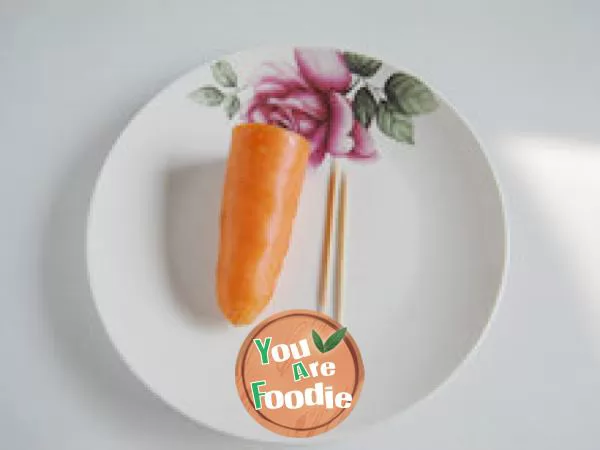 Add some color to the food - skillfully make carrot flowers