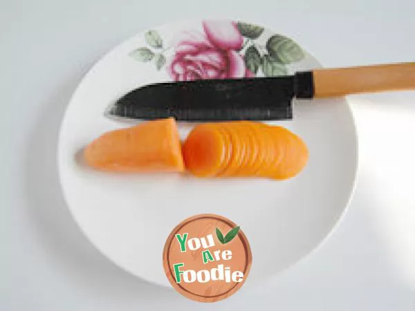 Add some color to the food - skillfully make carrot flowers