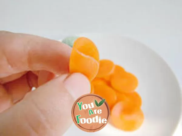 Add some color to the food - skillfully make carrot flowers
