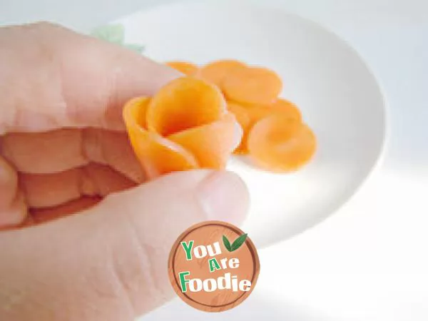 Add some color to the food - skillfully make carrot flowers