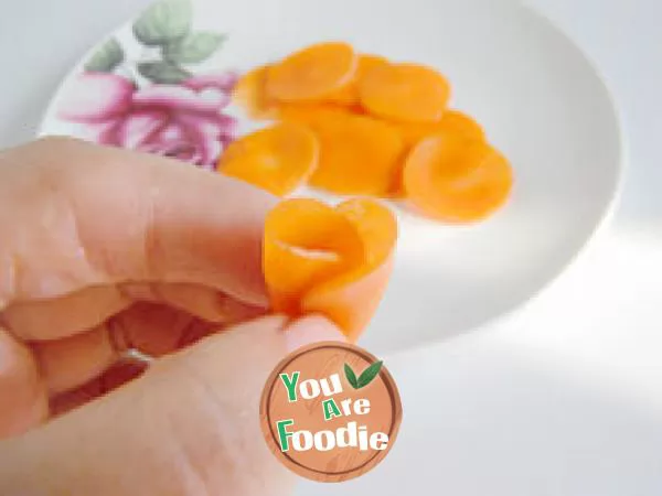 Add some color to the food - skillfully make carrot flowers