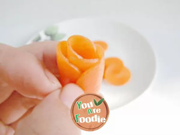 Add some color to the food - skillfully make carrot flowers