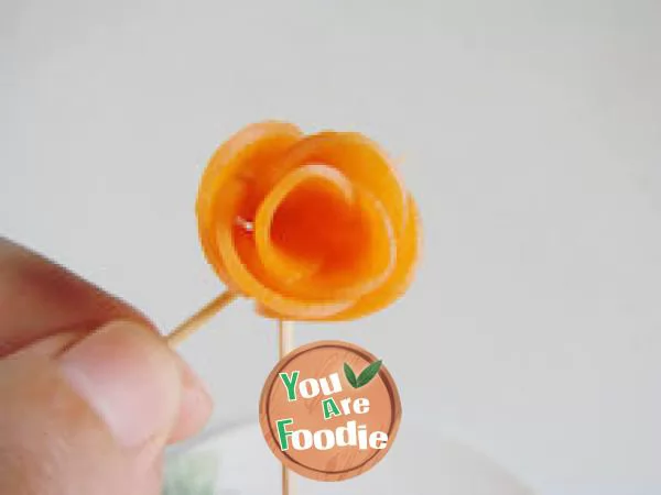 Add some color to the food - skillfully make carrot flowers
