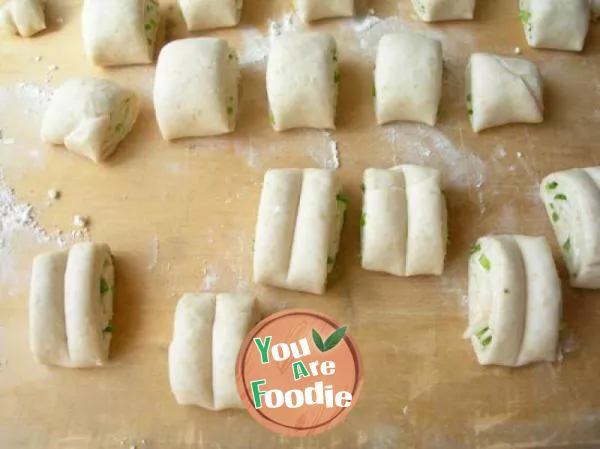 Whole wheat chives rolls
