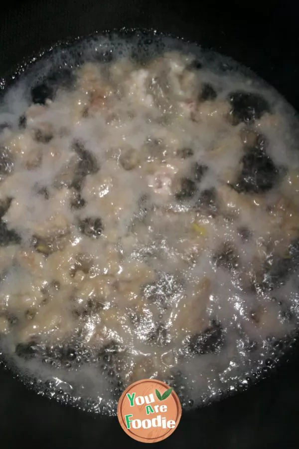 Sliced pork soup with agaric